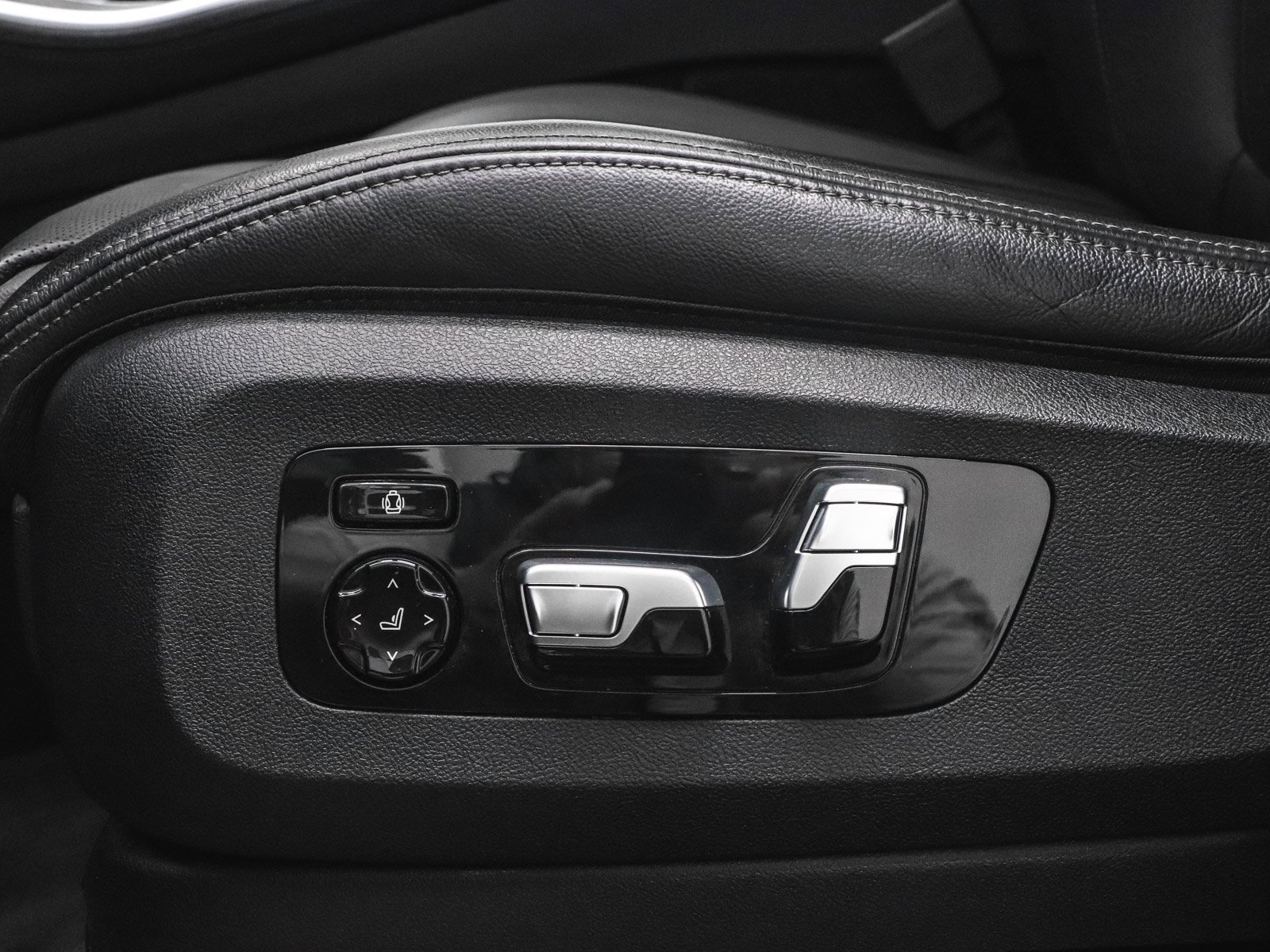 Used 2022 BMW X5 M50i w/ Executive Package image 24