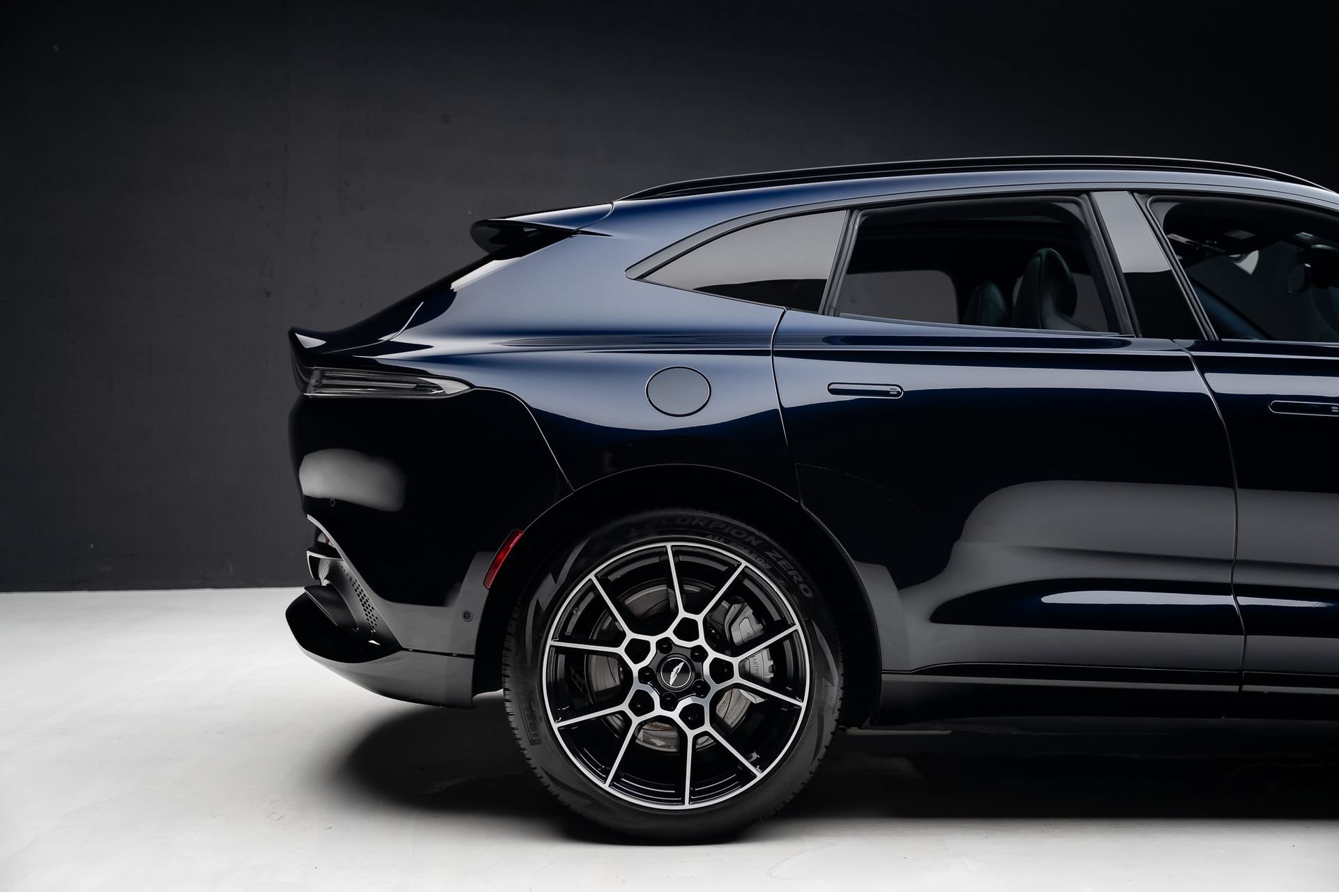 Used 2021 Aston Martin DBX AWD/4WD image 35