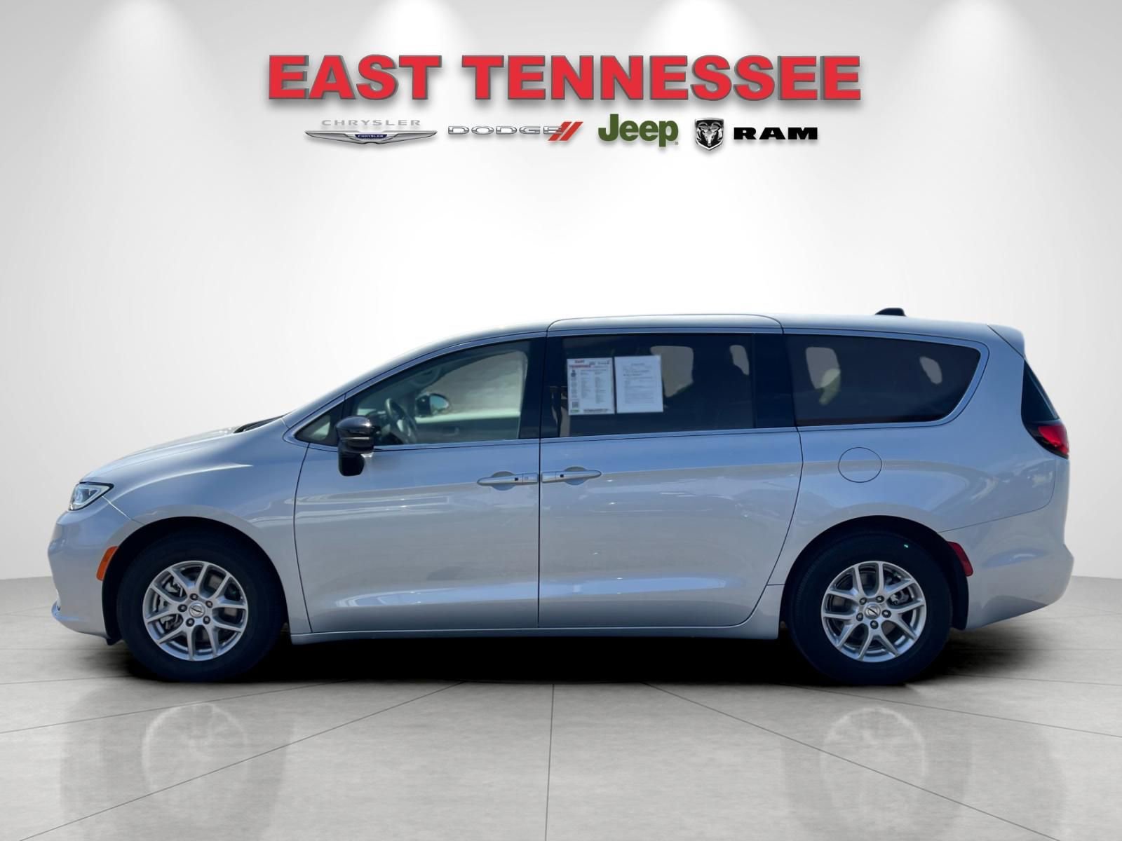Used 2024 Chrysler Pacifica Touring-L image 6