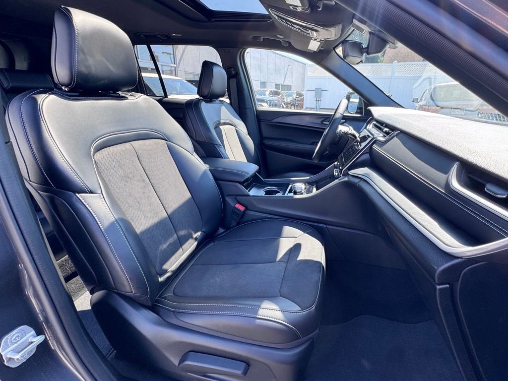 Used 2024 Jeep Grand Cherokee Altitude image 19