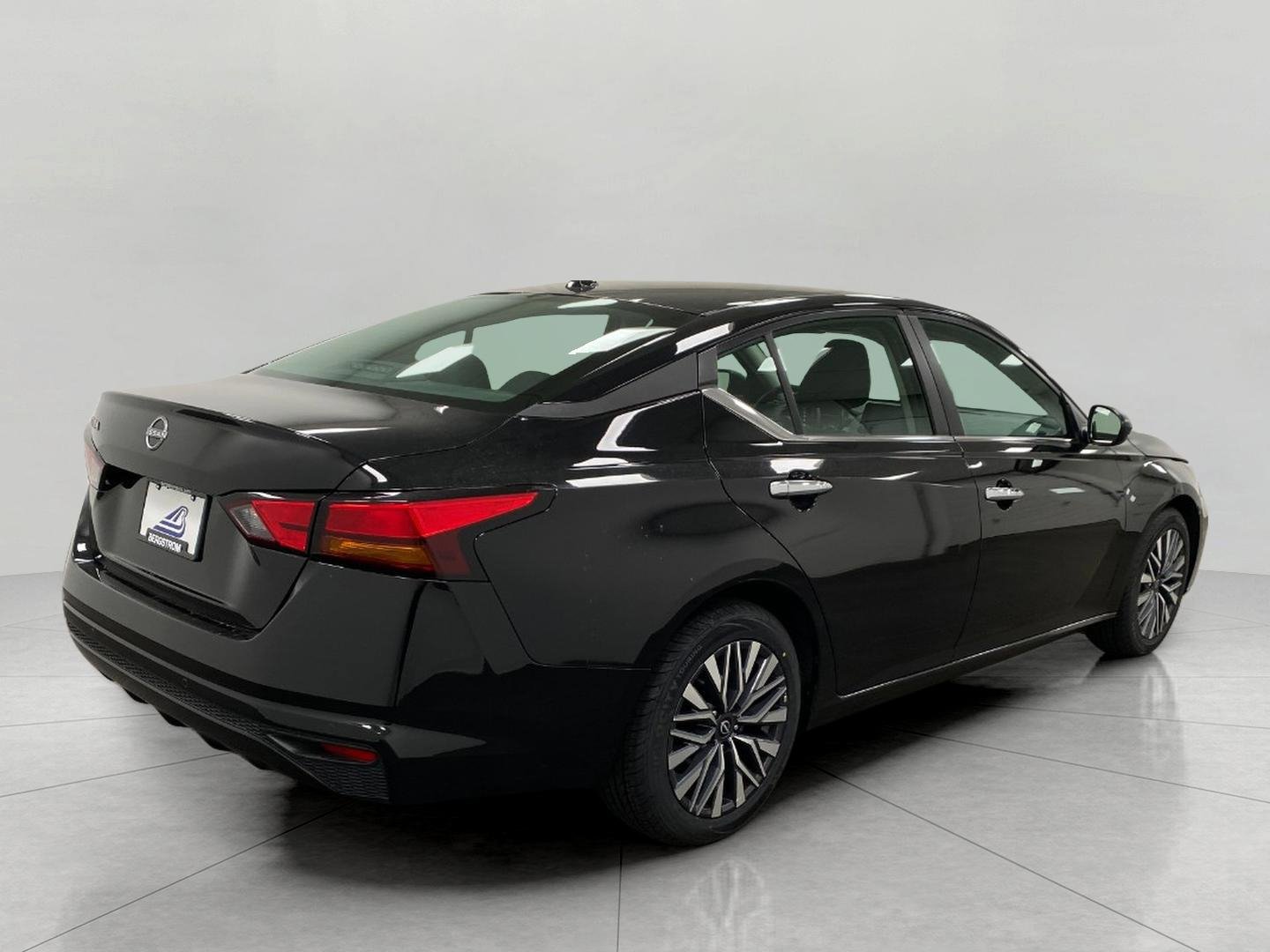 Certified 2025 Nissan Altima 2.5 SV FWD image 3
