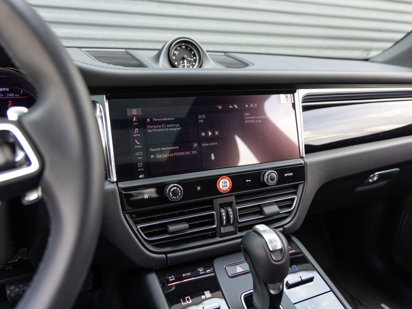 Certified 2025 Porsche Macan image 15