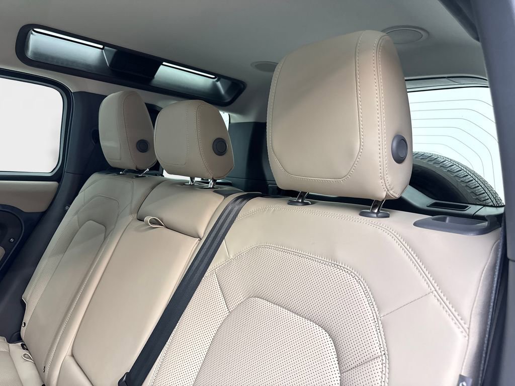 Used 2023 Land Rover Defender 110 SE AWD/4WD image 35