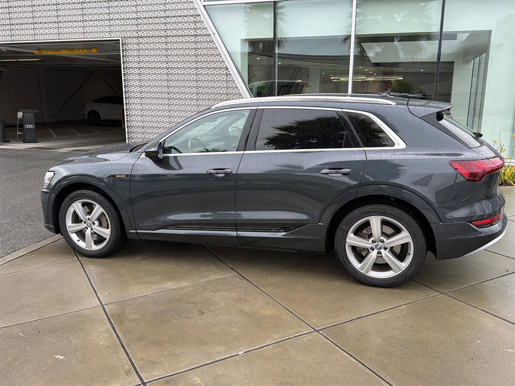 Used 2019 Audi e-tron Prestige w/ Prestige Package image 9