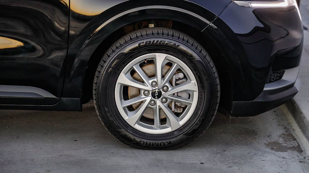 Used 2024 Kia Carnival LX image 11