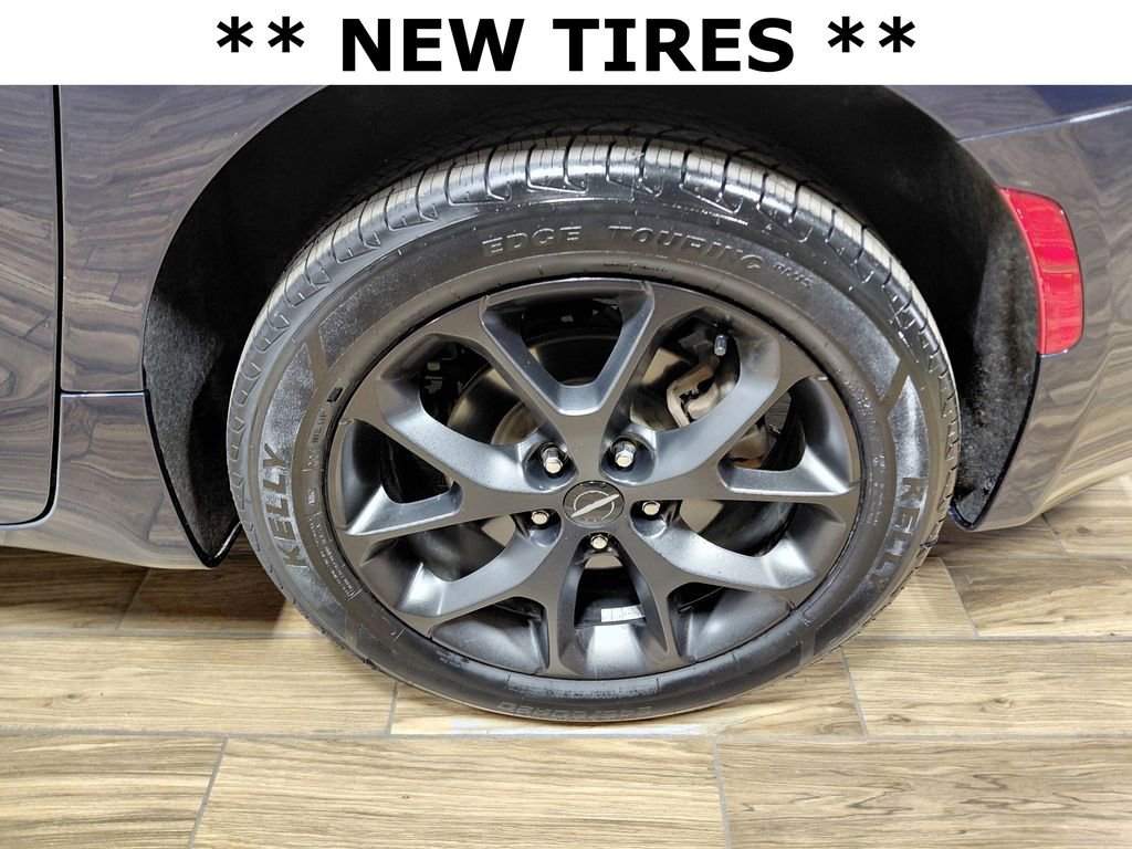 Used 2025 Chrysler Pacifica Limited w/ Trailer Tow Group AWD/4WD image 4