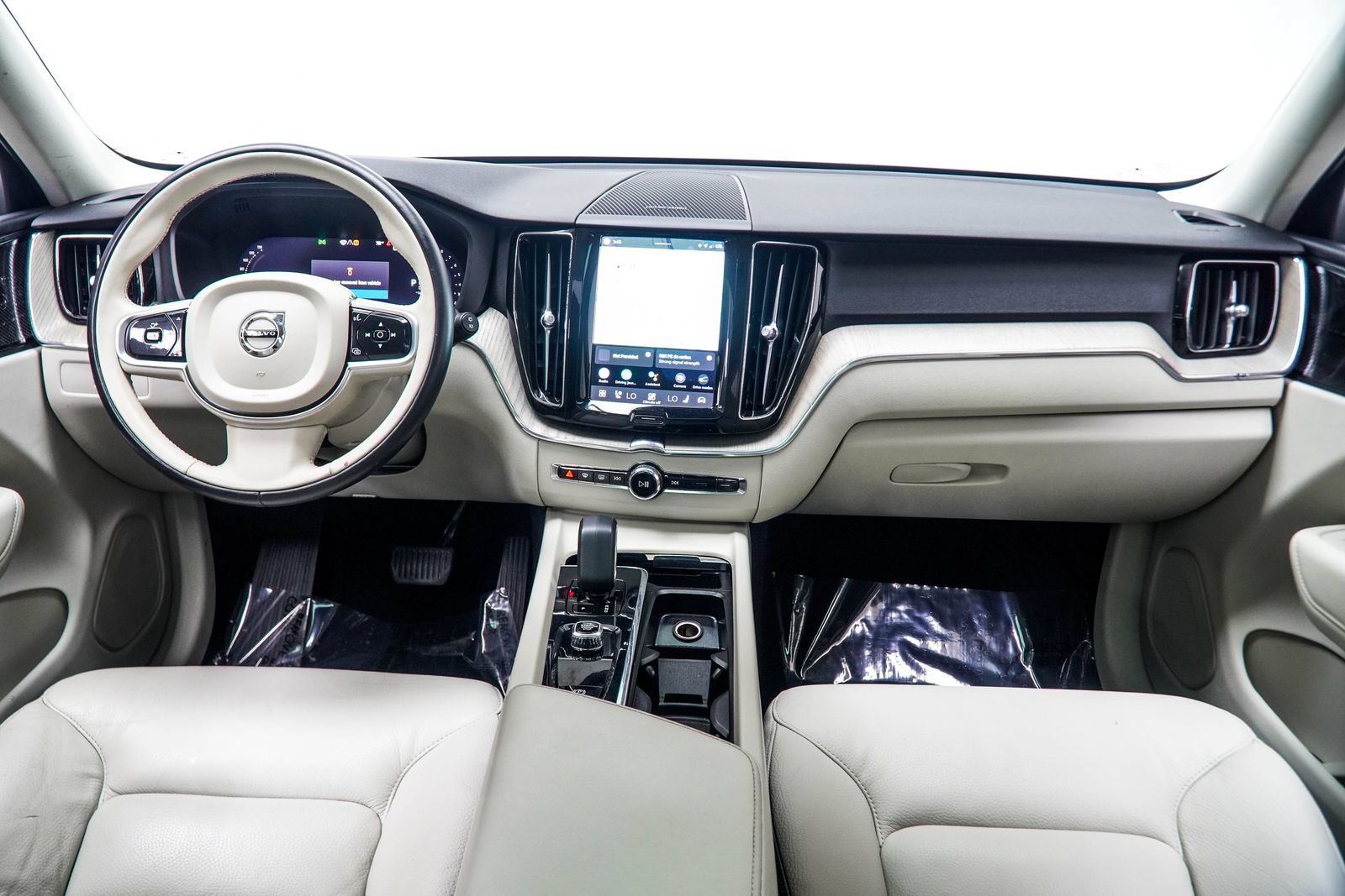 Used 2023 Volvo XC60 B5 Plus w/ Protection Package Premier FWD image 5