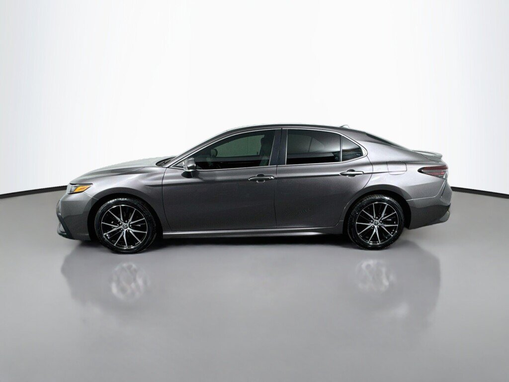 Used 2022 Toyota Camry SE FWD image 2