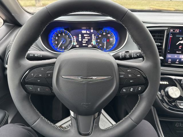 Used 2025 Chrysler Pacifica Limited FWD image 25