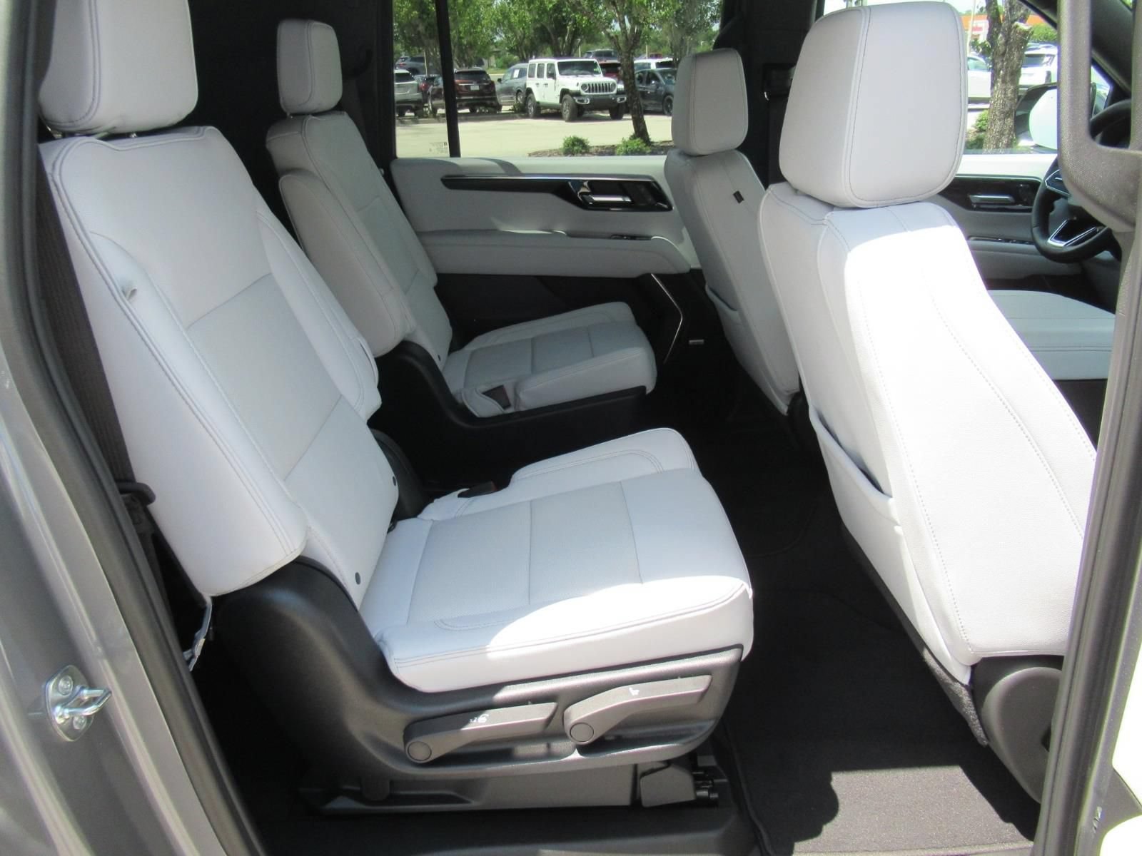 Used 2026 Chevrolet Suburban Premier AWD/4WD image 32