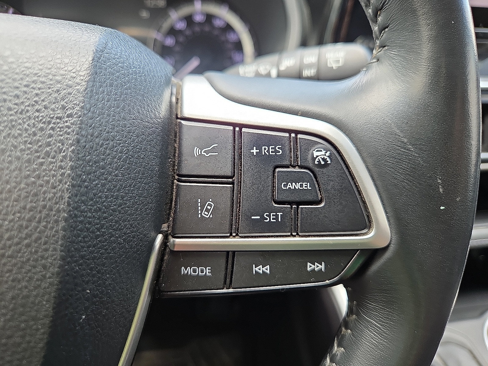 Used 2023 Toyota Highlander XLE AWD/4WD image 19