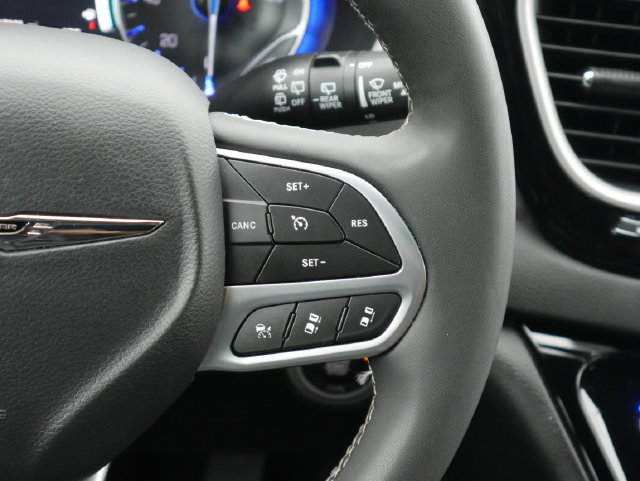 Used 2025 Chrysler Pacifica Select FWD image 18