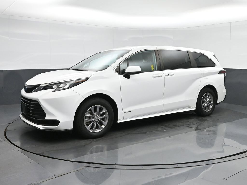 Used 2021 Toyota Sienna LE image 3