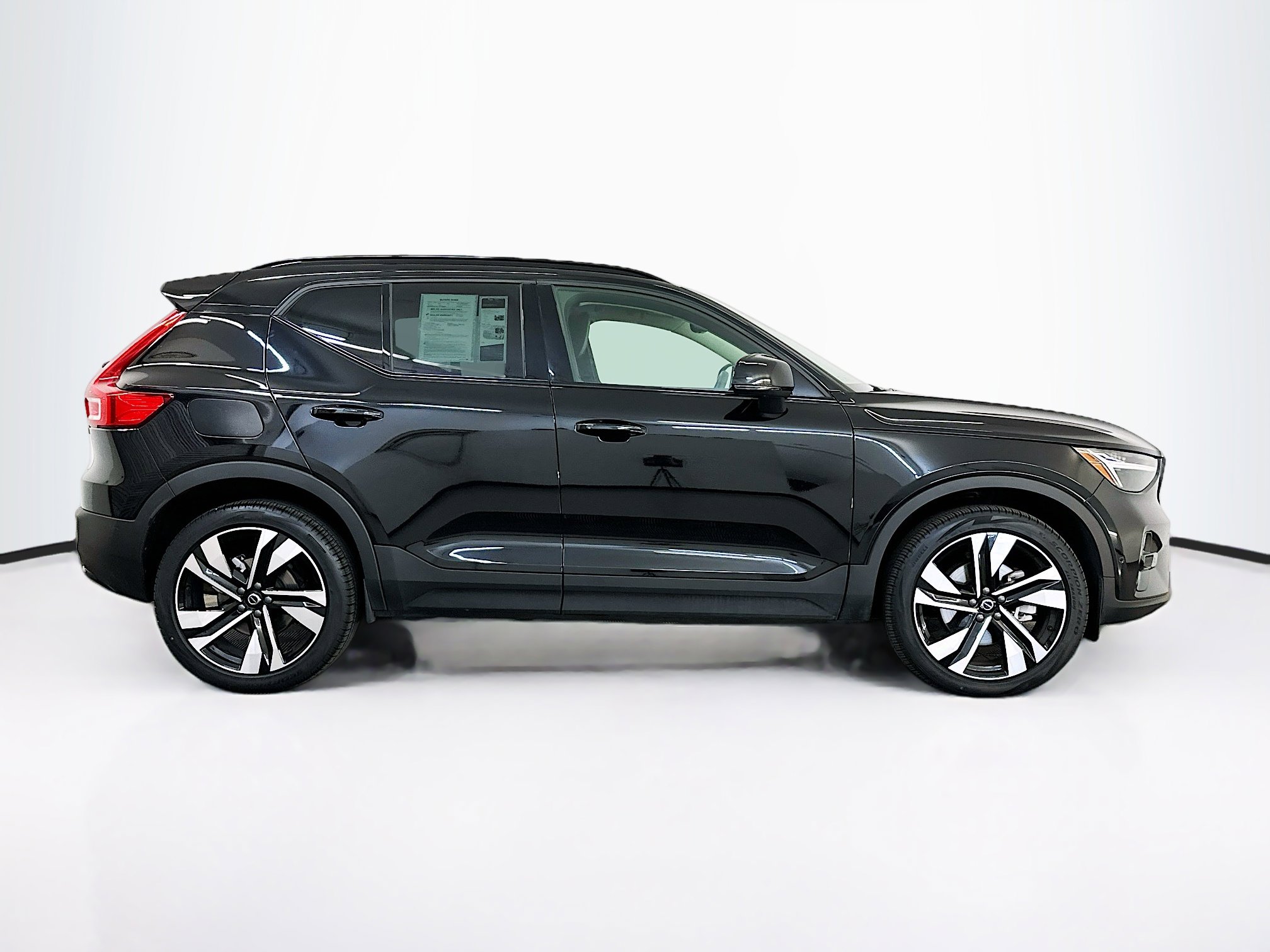Used 2025 Volvo XC40 B5 Plus image 10