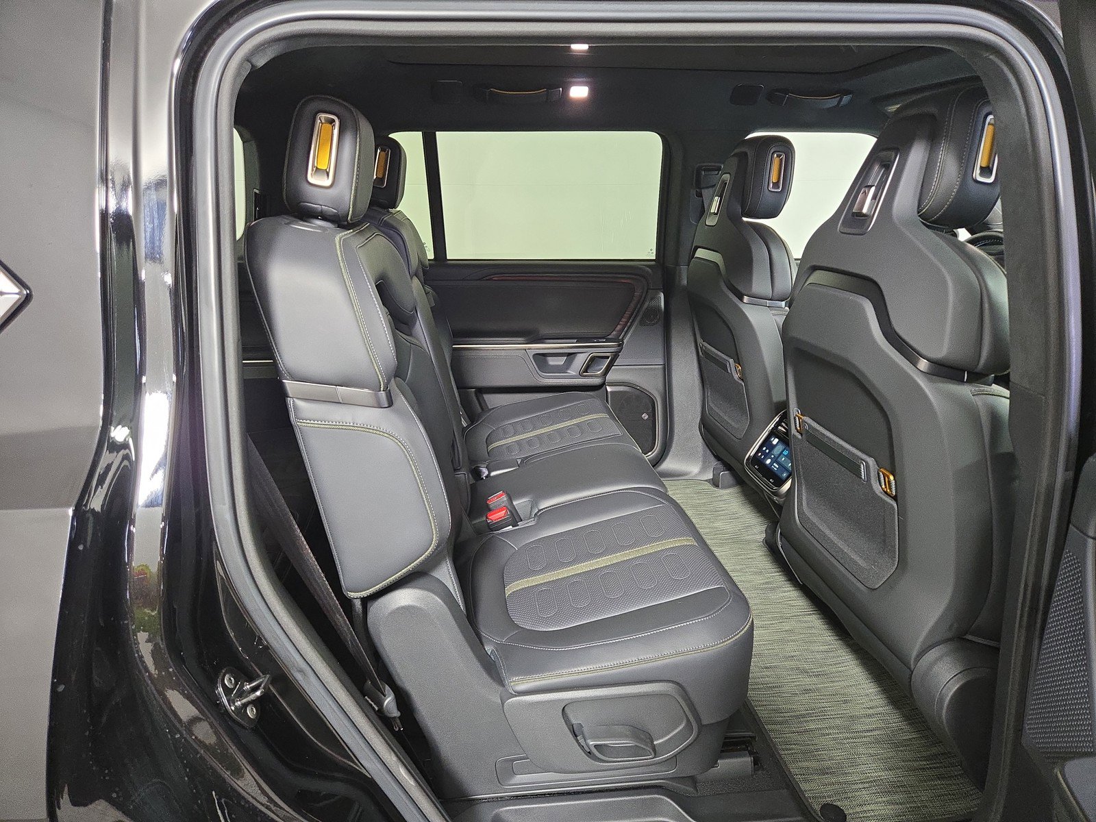 Used 2024 Rivian R1S Adventure AWD/4WD image 23