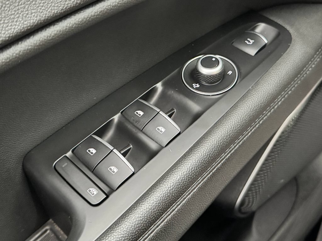 Used 2023 Alfa Romeo Stelvio Veloce AWD/4WD image 31
