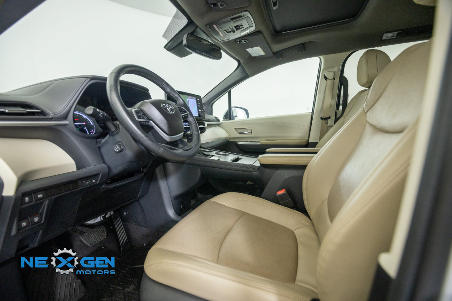 Used 2024 Toyota Sienna Limited AWD/4WD image 11