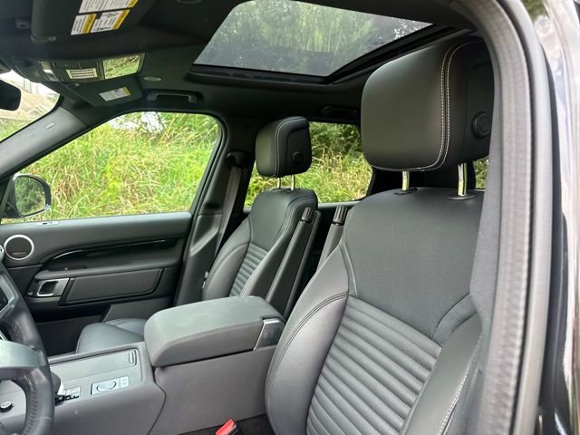 Used 2025 Land Rover Discovery S image 12