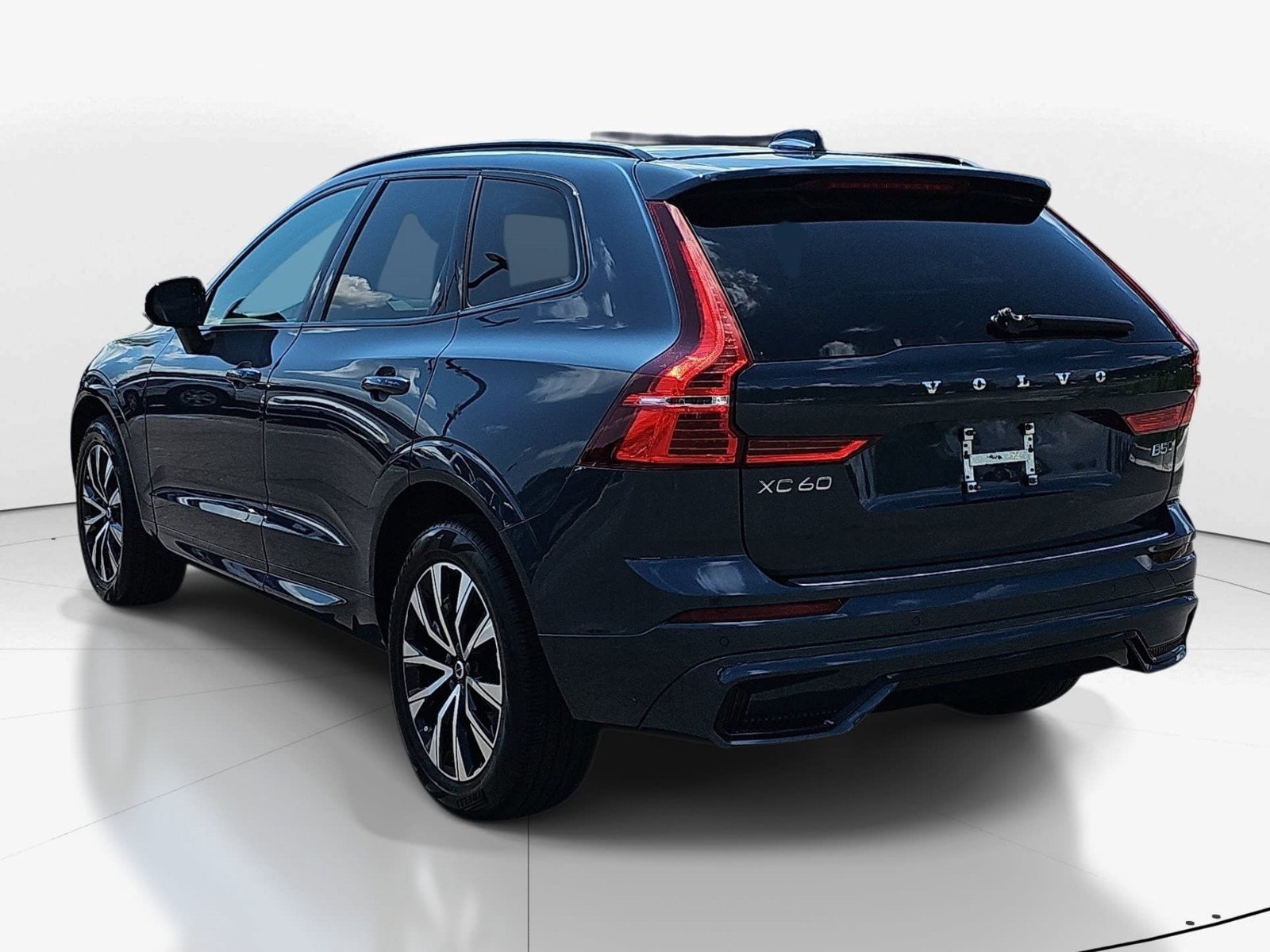 Used 2024 Volvo XC60 B5 Core w/ Protection Package Premier AWD/4WD image 6