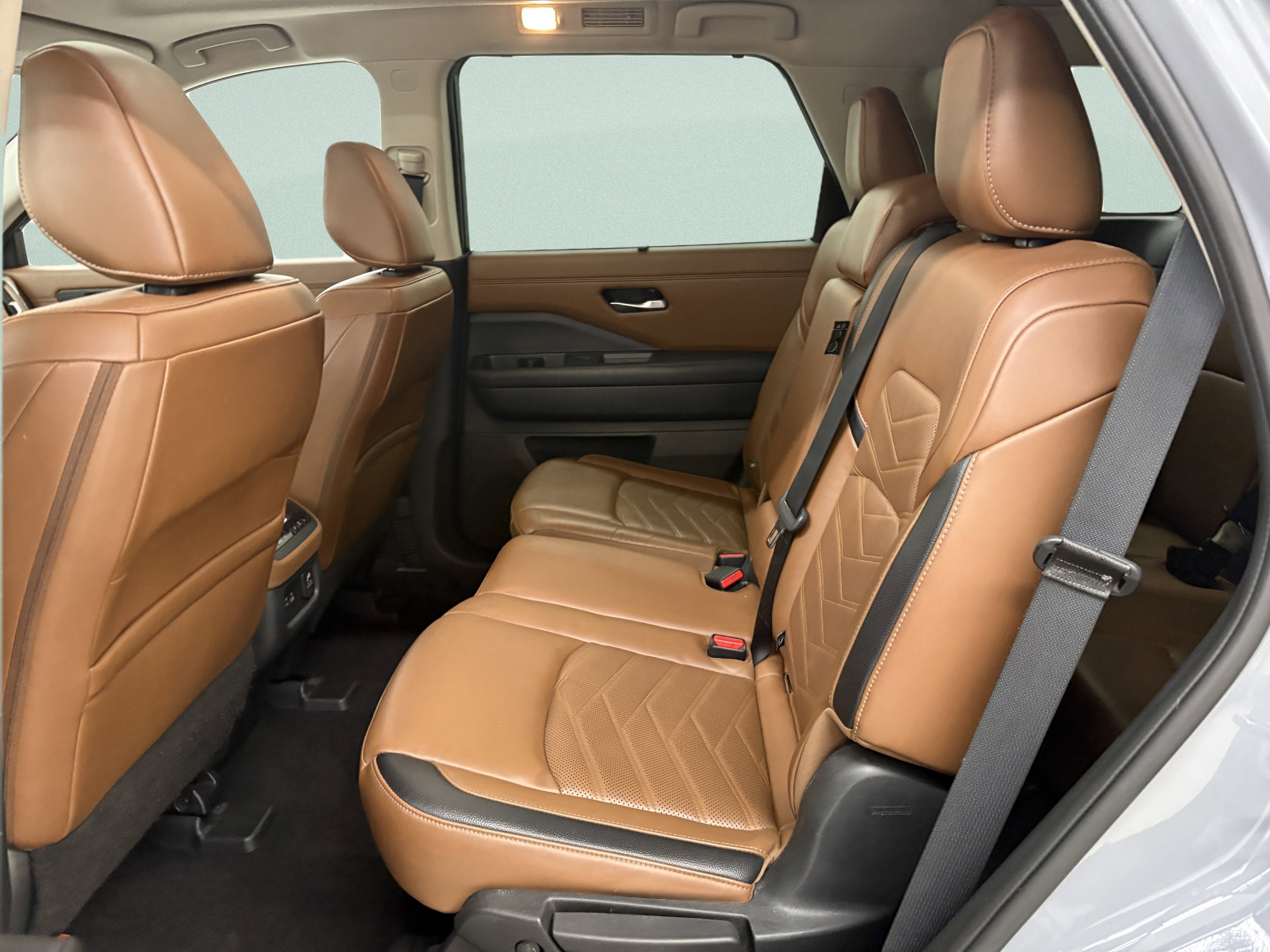 Used 2024 Nissan Pathfinder Platinum w/ Cargo Package AWD/4WD image 12