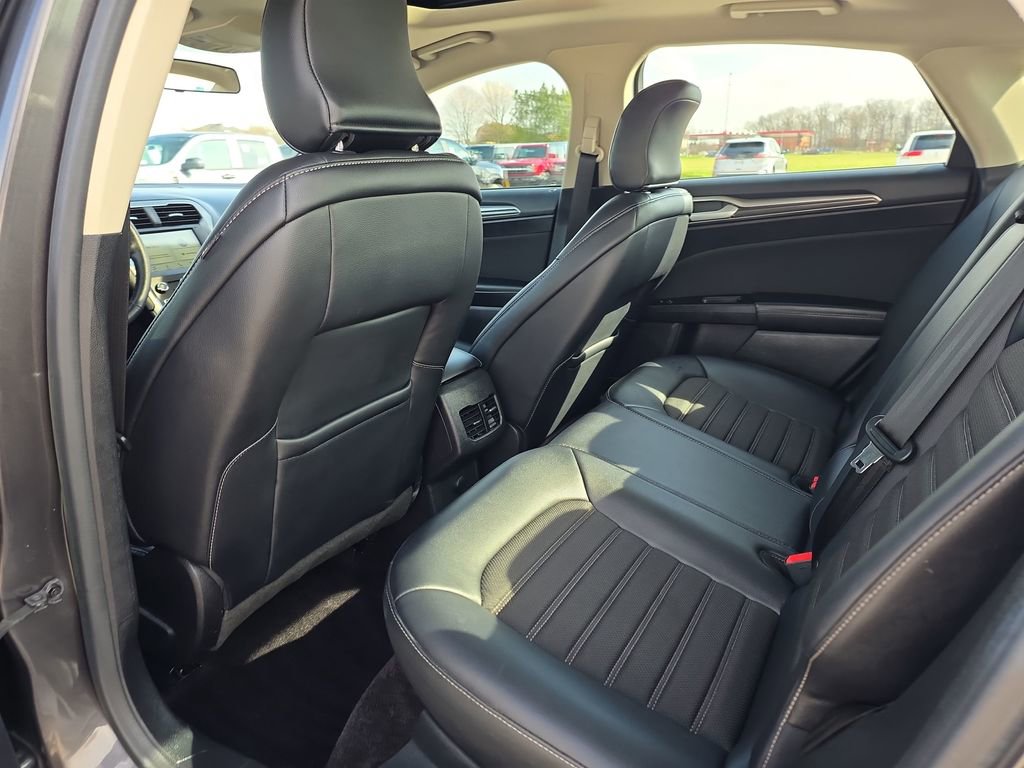 Used 2017 Ford Fusion SE w/ Equipment Group 201A image 24