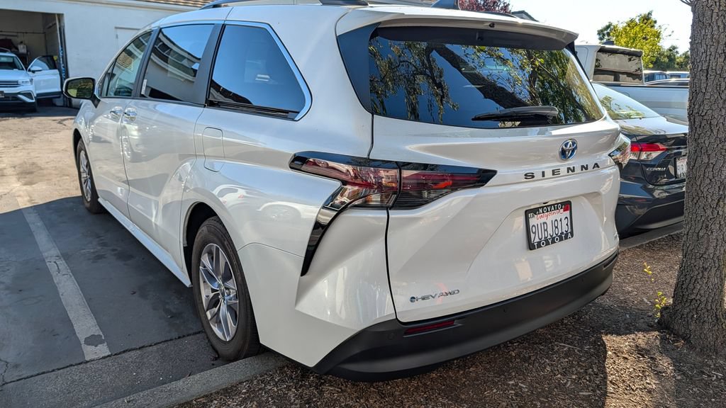Used 2025 Toyota Sienna XLE w/ XLE Plus Package AWD/4WD image 3