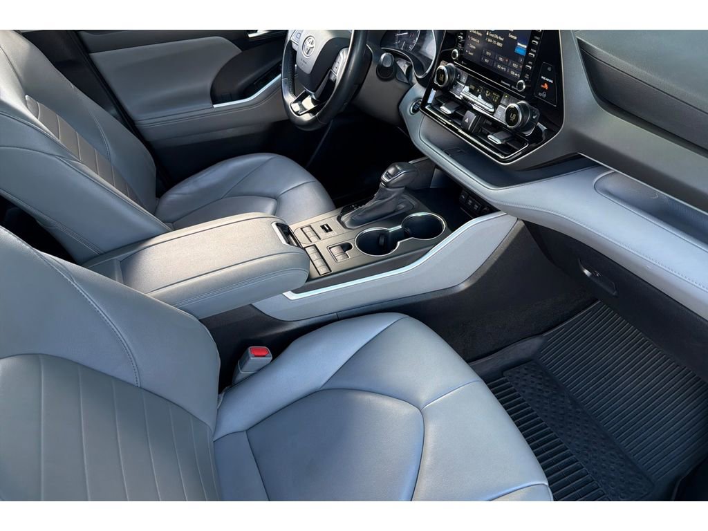 Used 2020 Toyota Highlander XLE image 19