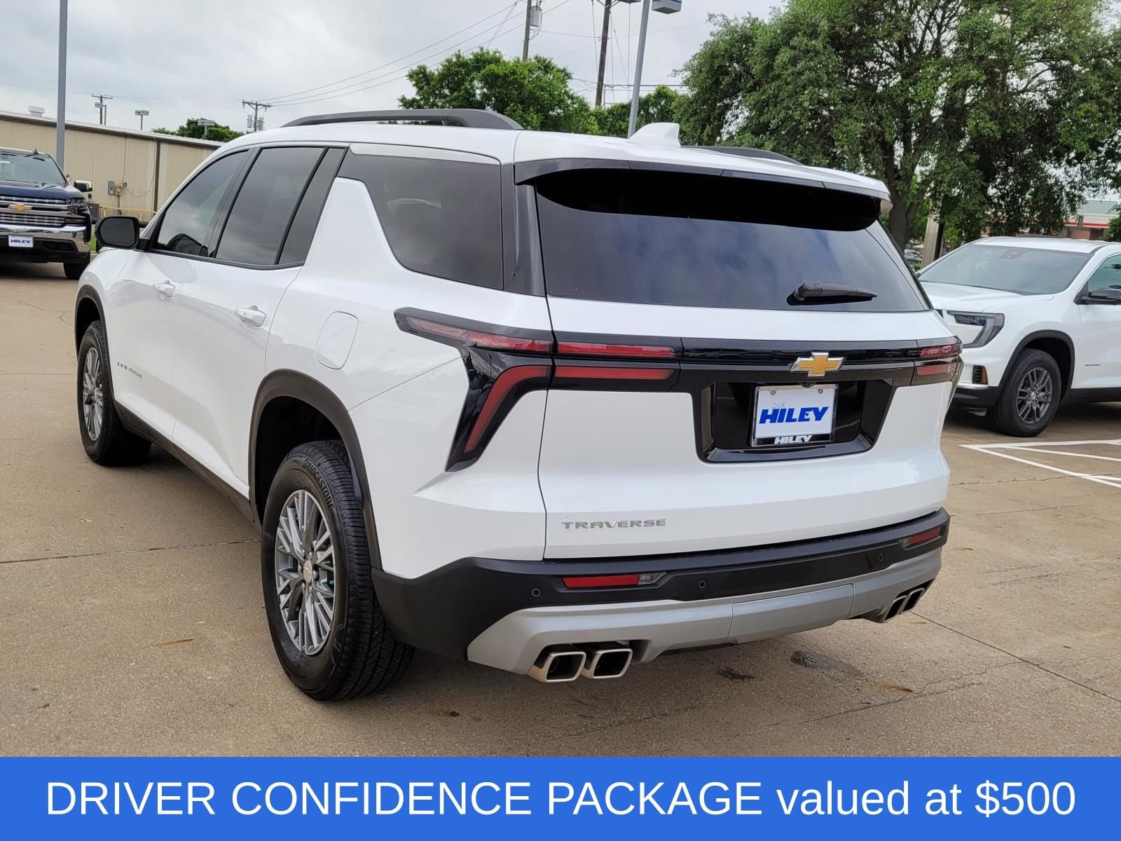 Used 2025 Chevrolet Traverse LT w/ Driver Confidence Package image 3