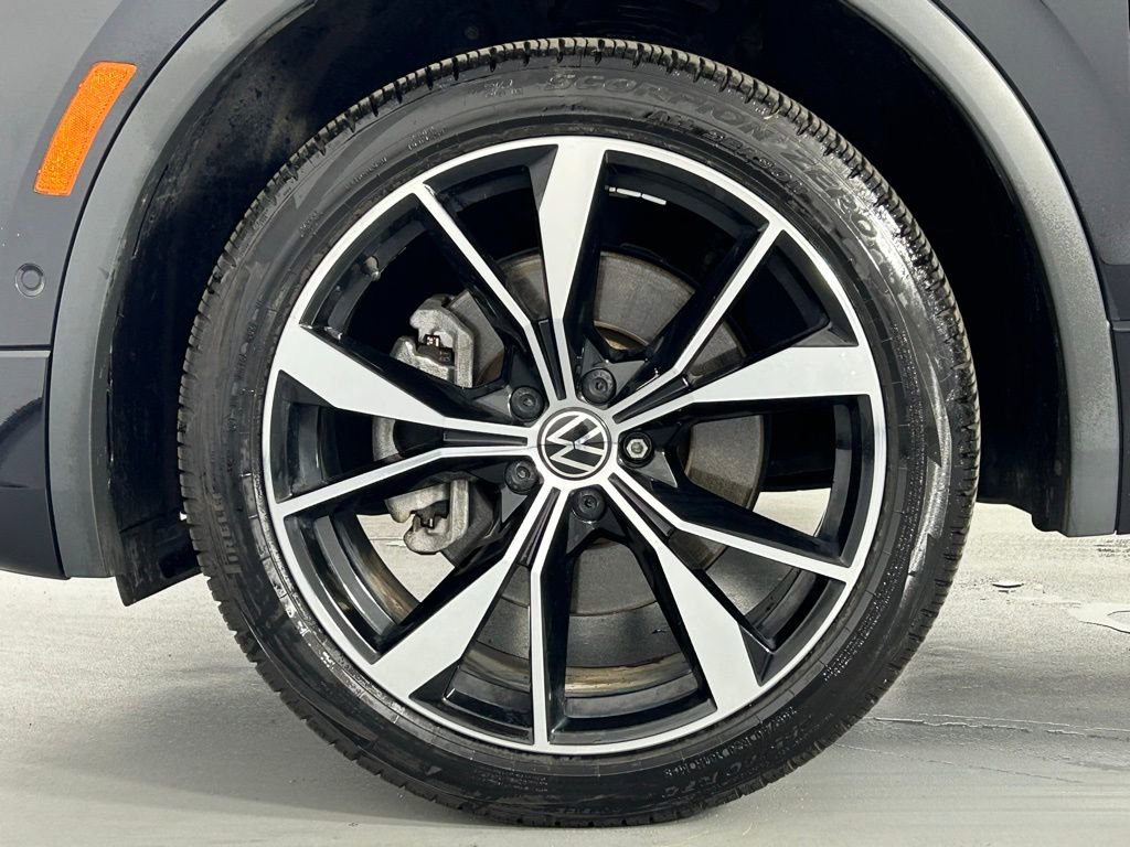 Used 2022 Volkswagen Tiguan SEL R-Line image 38