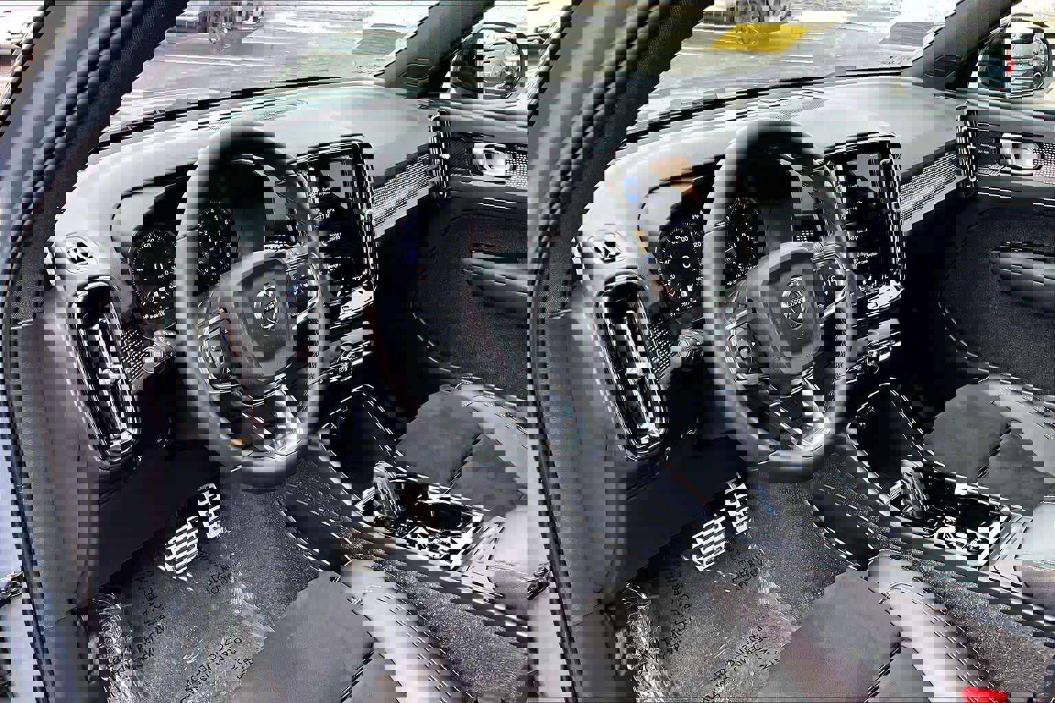 Used 2022 Volvo XC40 T5 R-Design w/ Advanced Package image 16