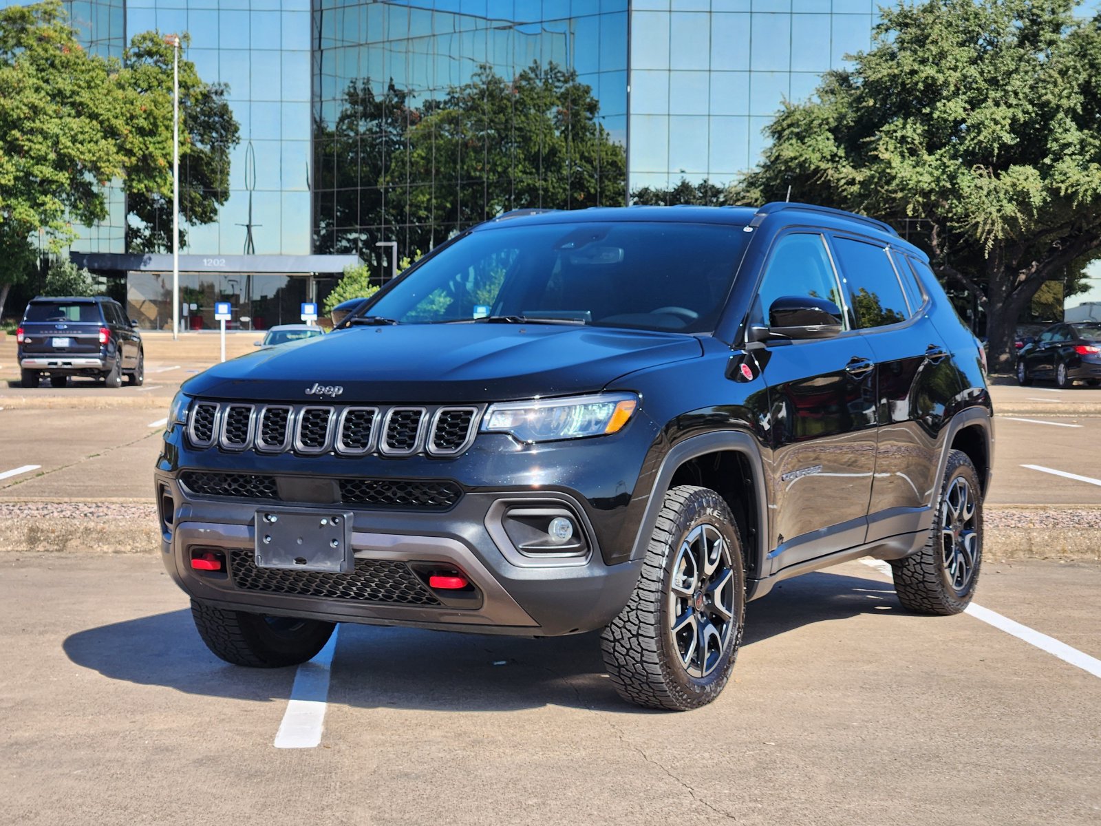Used 2025 Jeep Compass Trailhawk AWD/4WD image 2