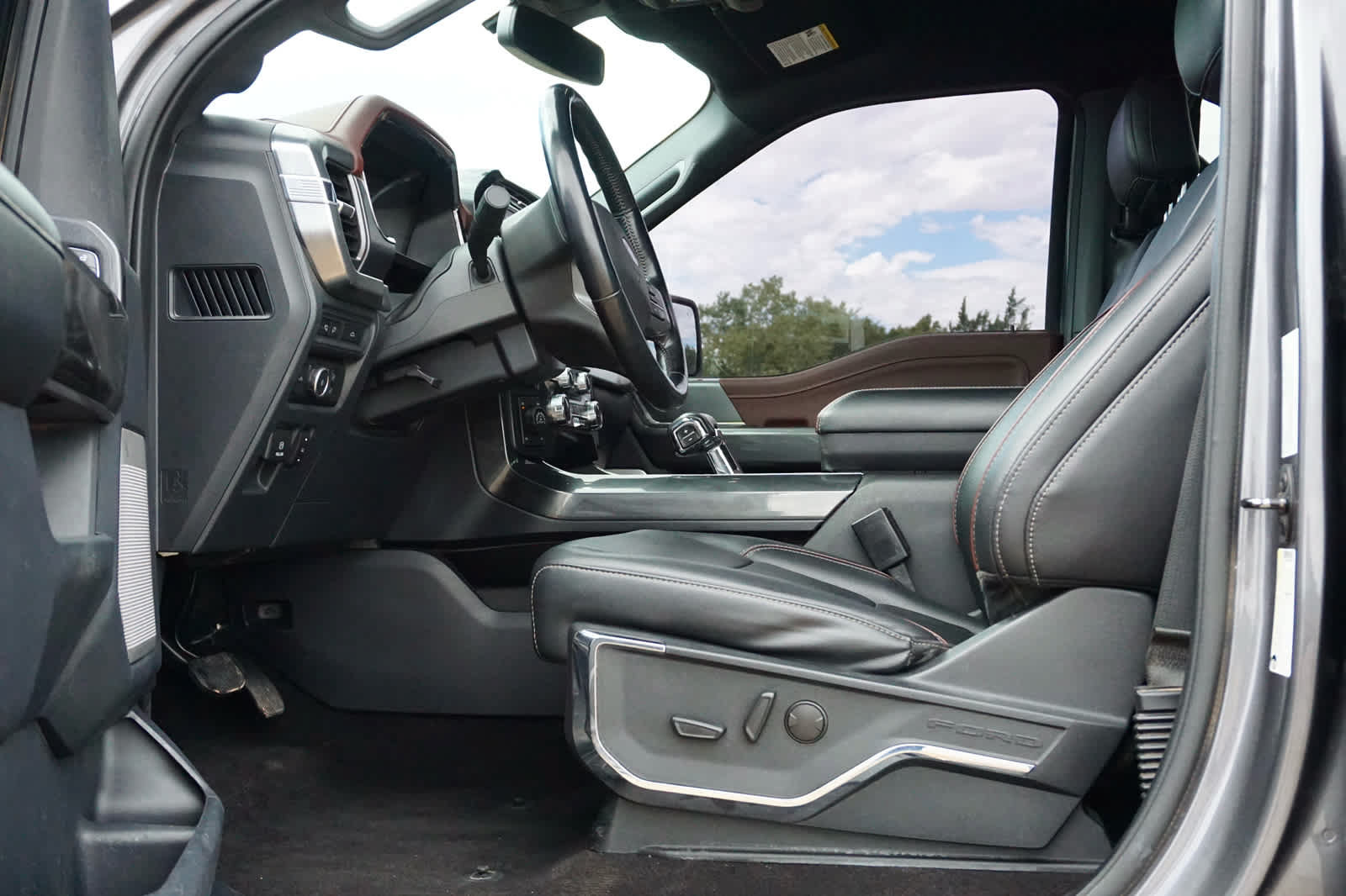 Used 2022 Ford F150 Lariat w/ Max Trailer Tow Package AWD/4WD image 11