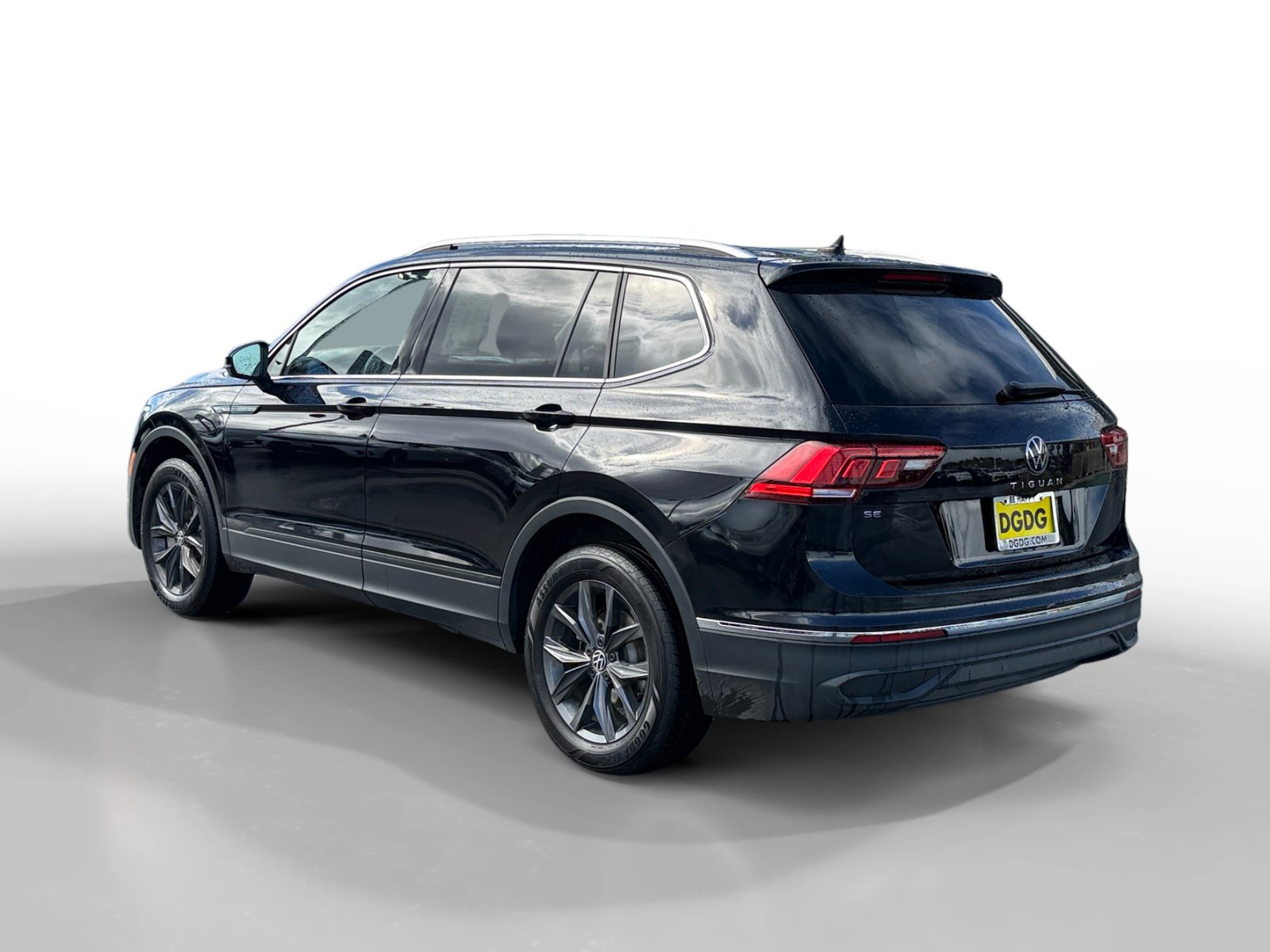 Certified 2023 Volkswagen Tiguan SE image 3