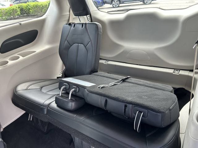 Used 2020 Chrysler Pacifica Touring-L FWD image 24