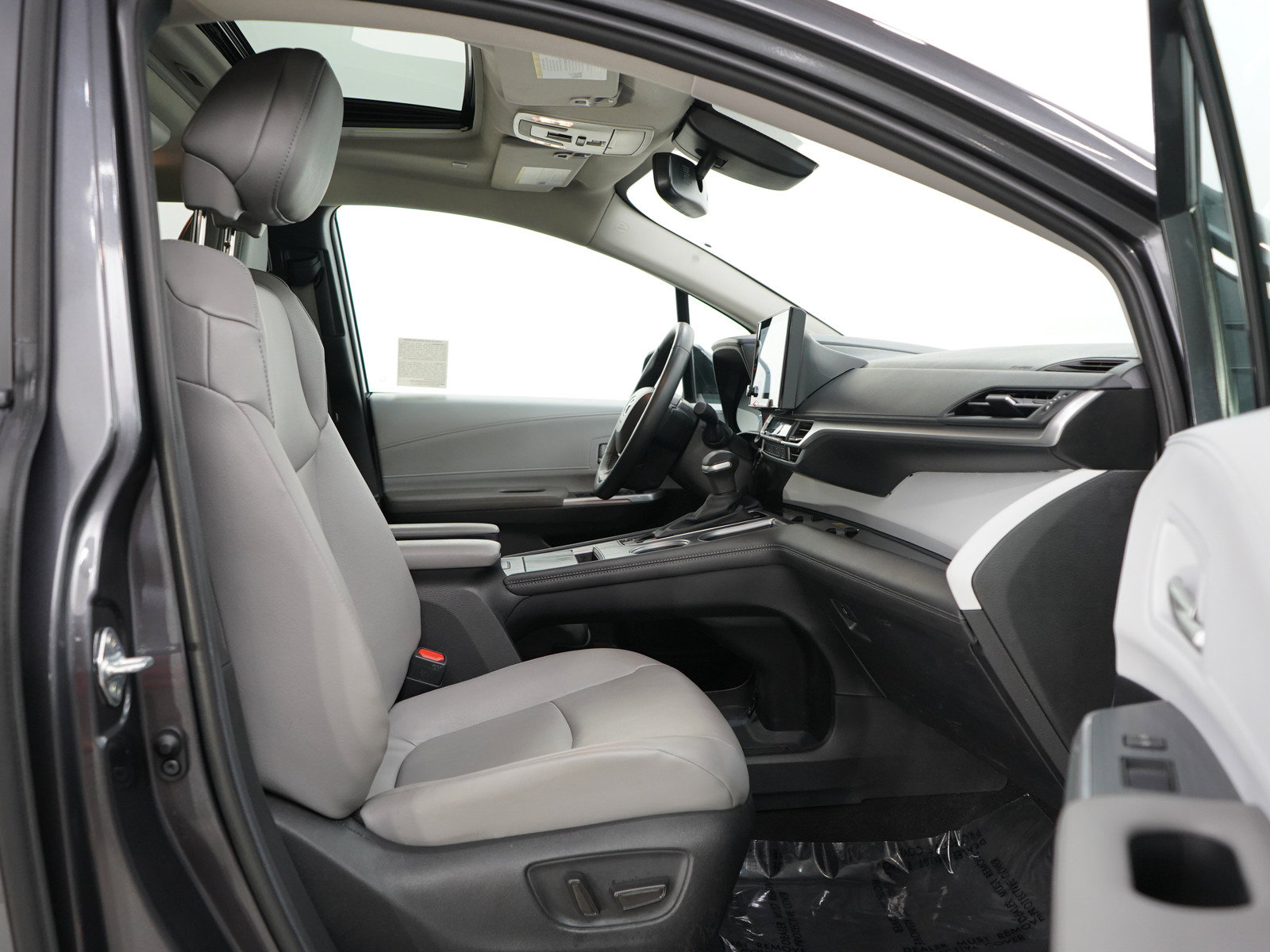 Used 2025 Toyota Sienna XLE w/ XLE Plus Package AWD/4WD image 11