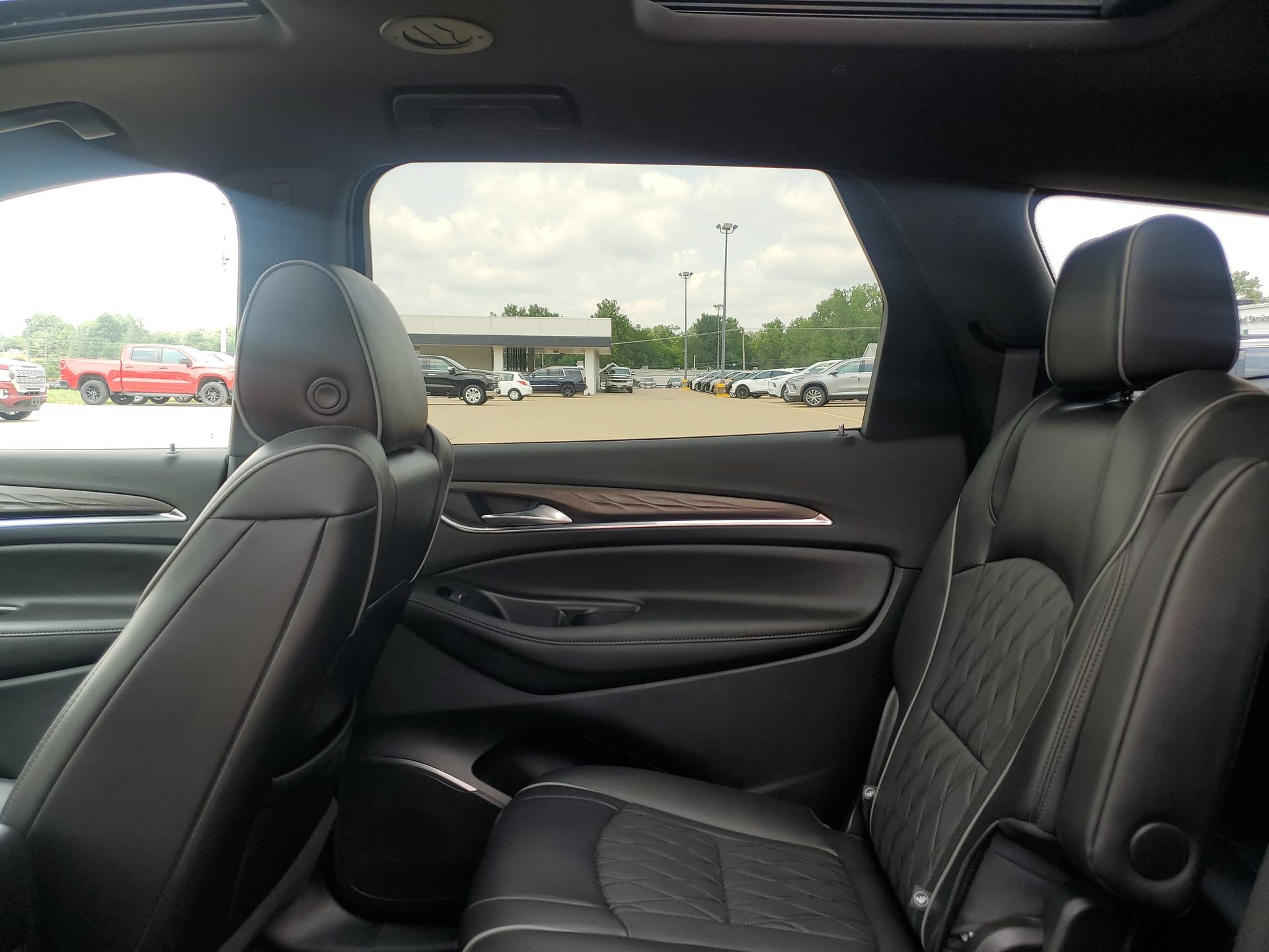 Used 2022 Buick Enclave Avenir w/ Avenir Technology Package AWD/4WD image 32