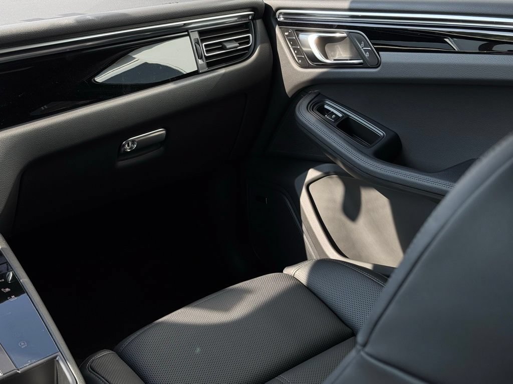 Certified 2025 Porsche Macan AWD/4WD image 39