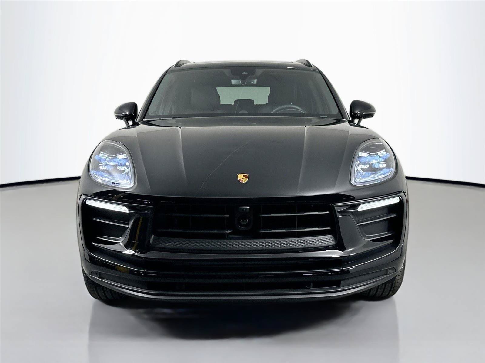 Certified 2026 Porsche Macan Turbo AWD/4WD image 4