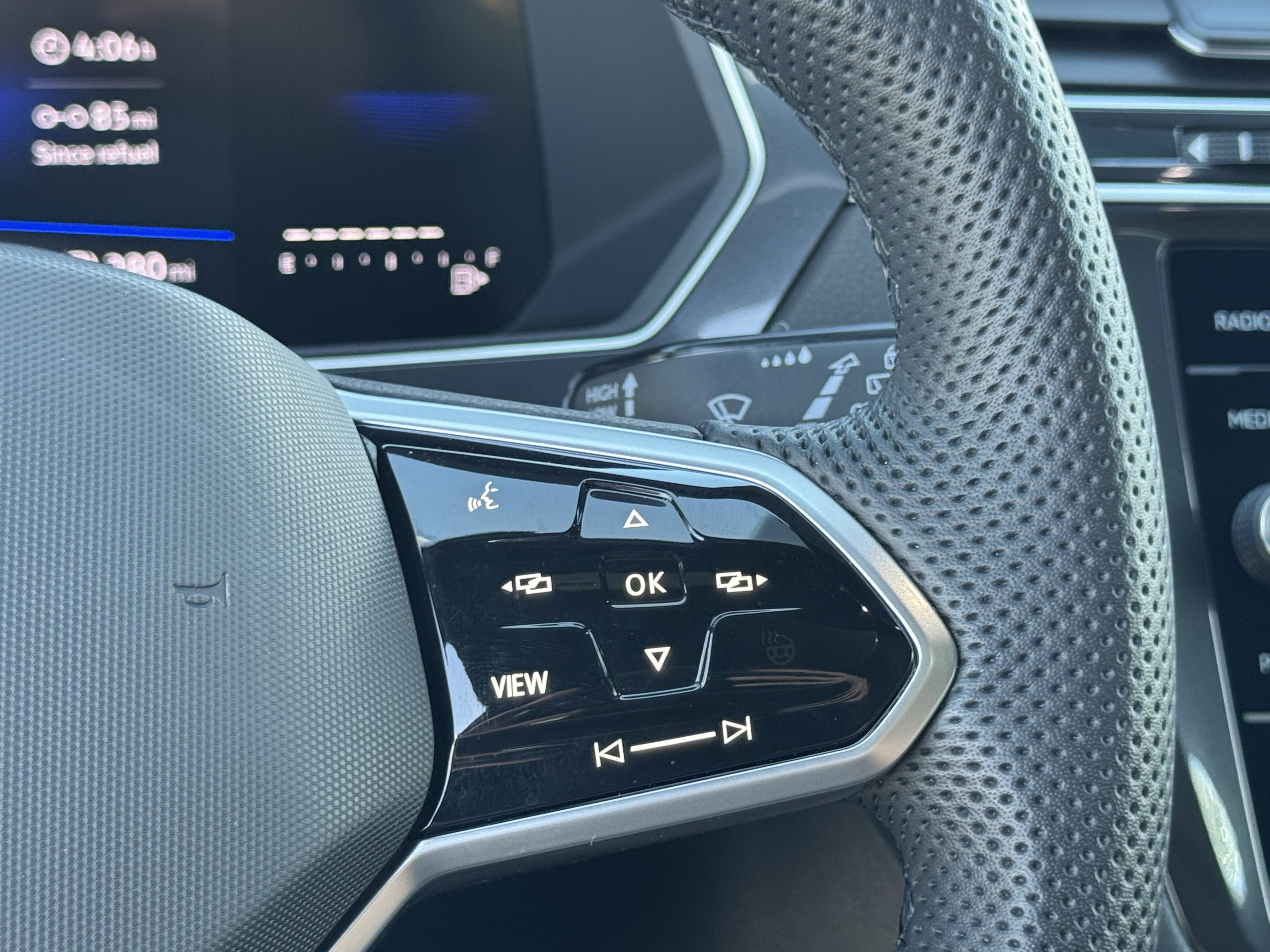 Certified 2024 Volkswagen Tiguan SE R-Line FWD image 22