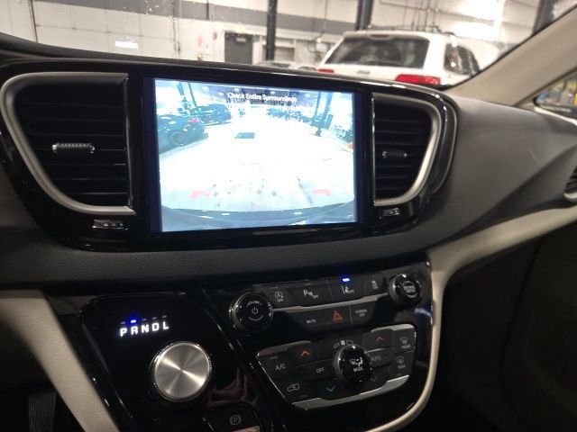 Used 2023 Chrysler Pacifica Touring-L image 14