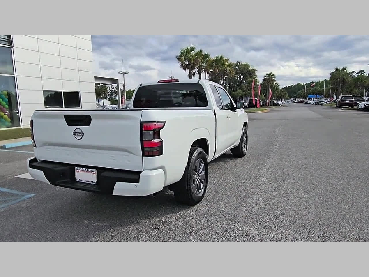 Used 2025 Nissan Frontier SV image 33