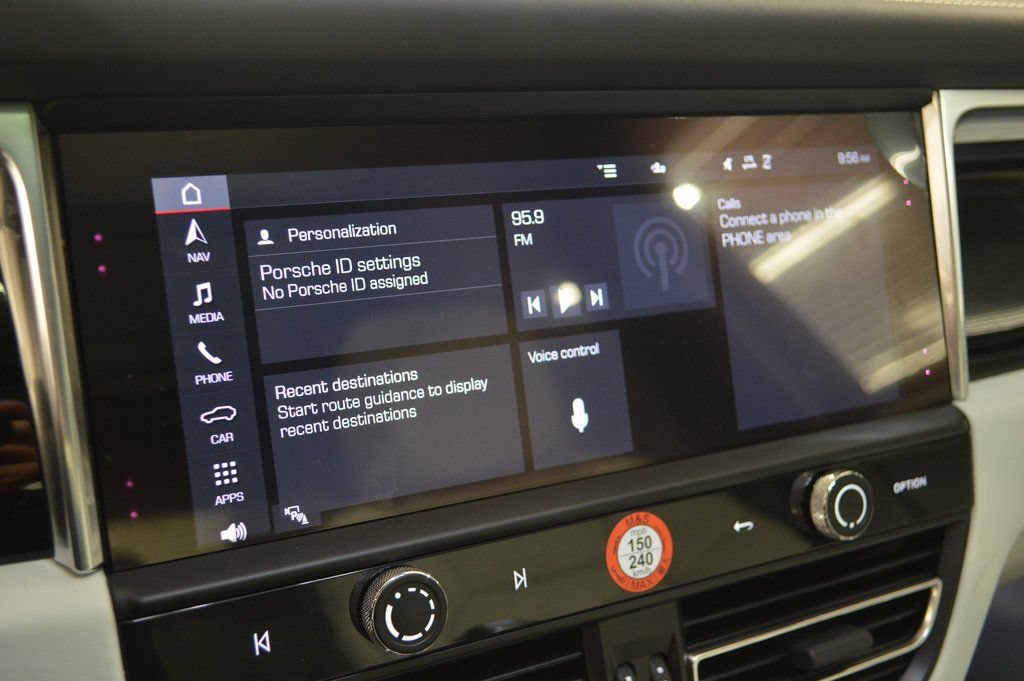 Certified 2025 Porsche Macan AWD/4WD image 26