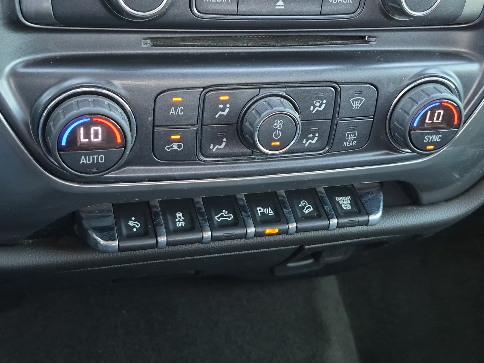 Used 2018 Chevrolet Silverado 2500 LT w/ LT Convenience Package AWD/4WD image 18