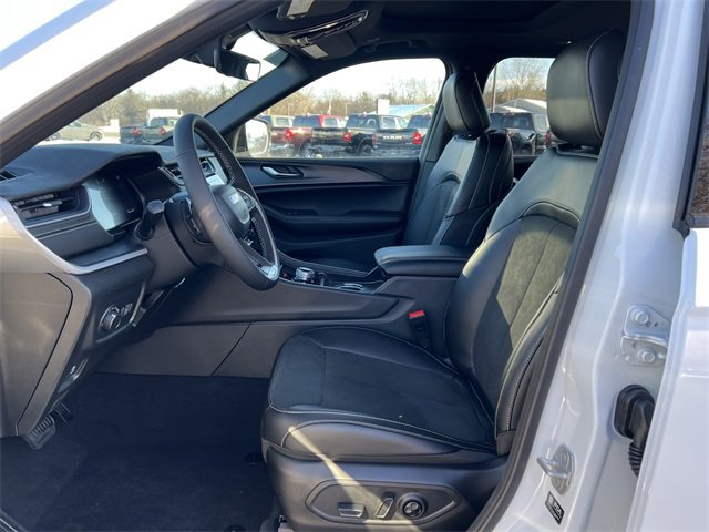 New 2025 Jeep Grand Cherokee Altitude image 4