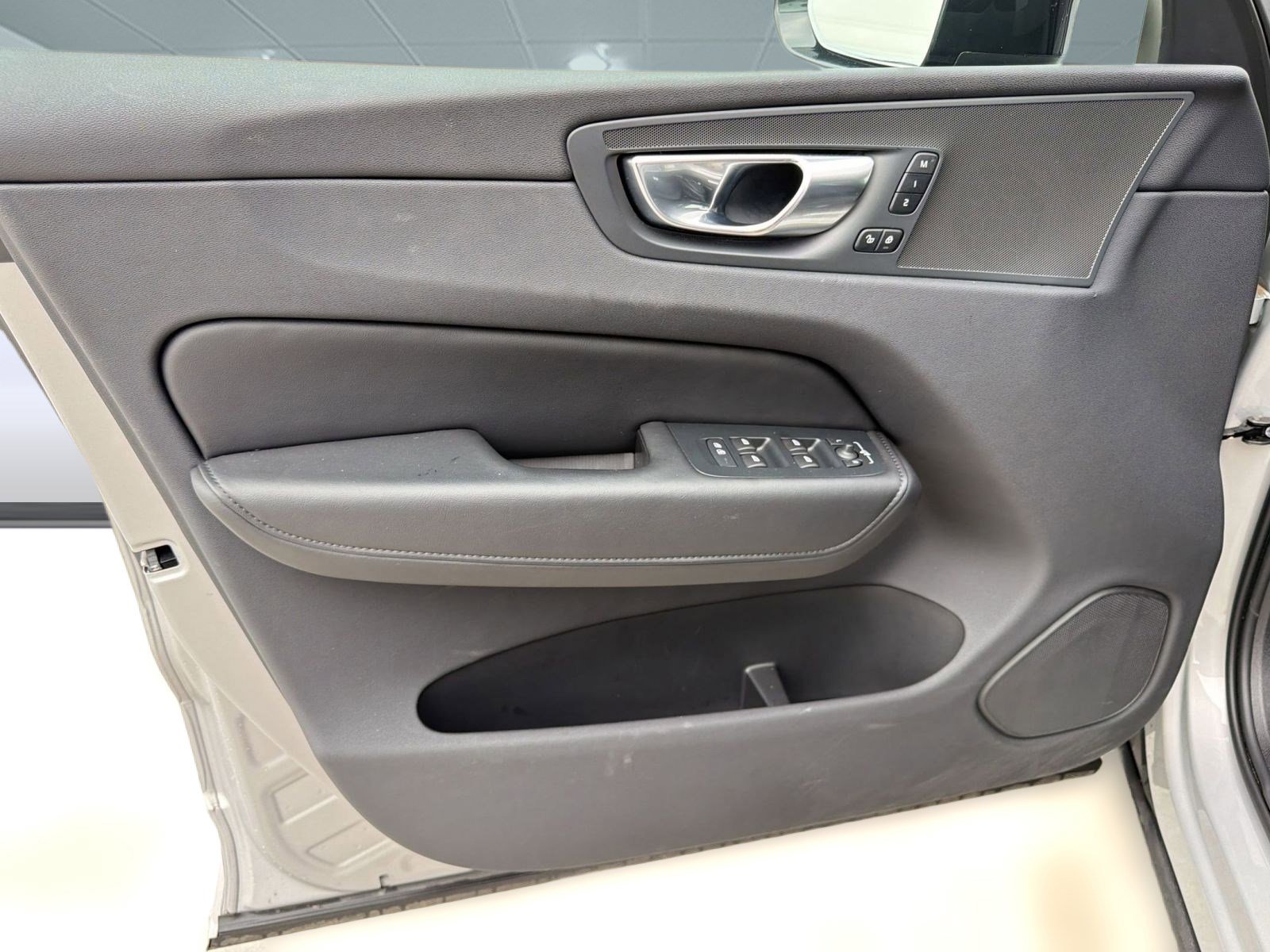 Certified 2025 Volvo XC60 B5 Plus image 23