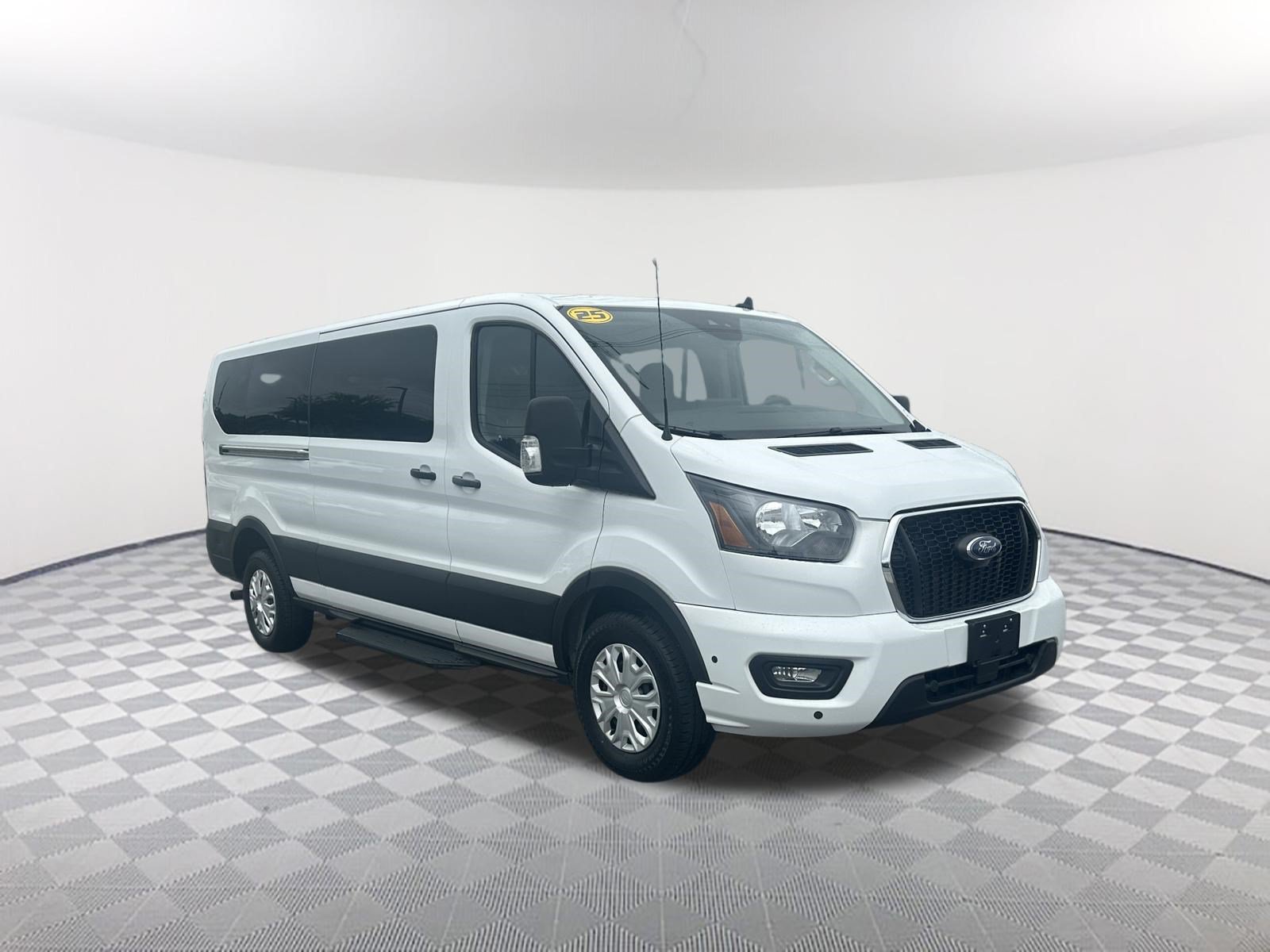 Used 2025 Ford Transit 350 XLT RWD image 3