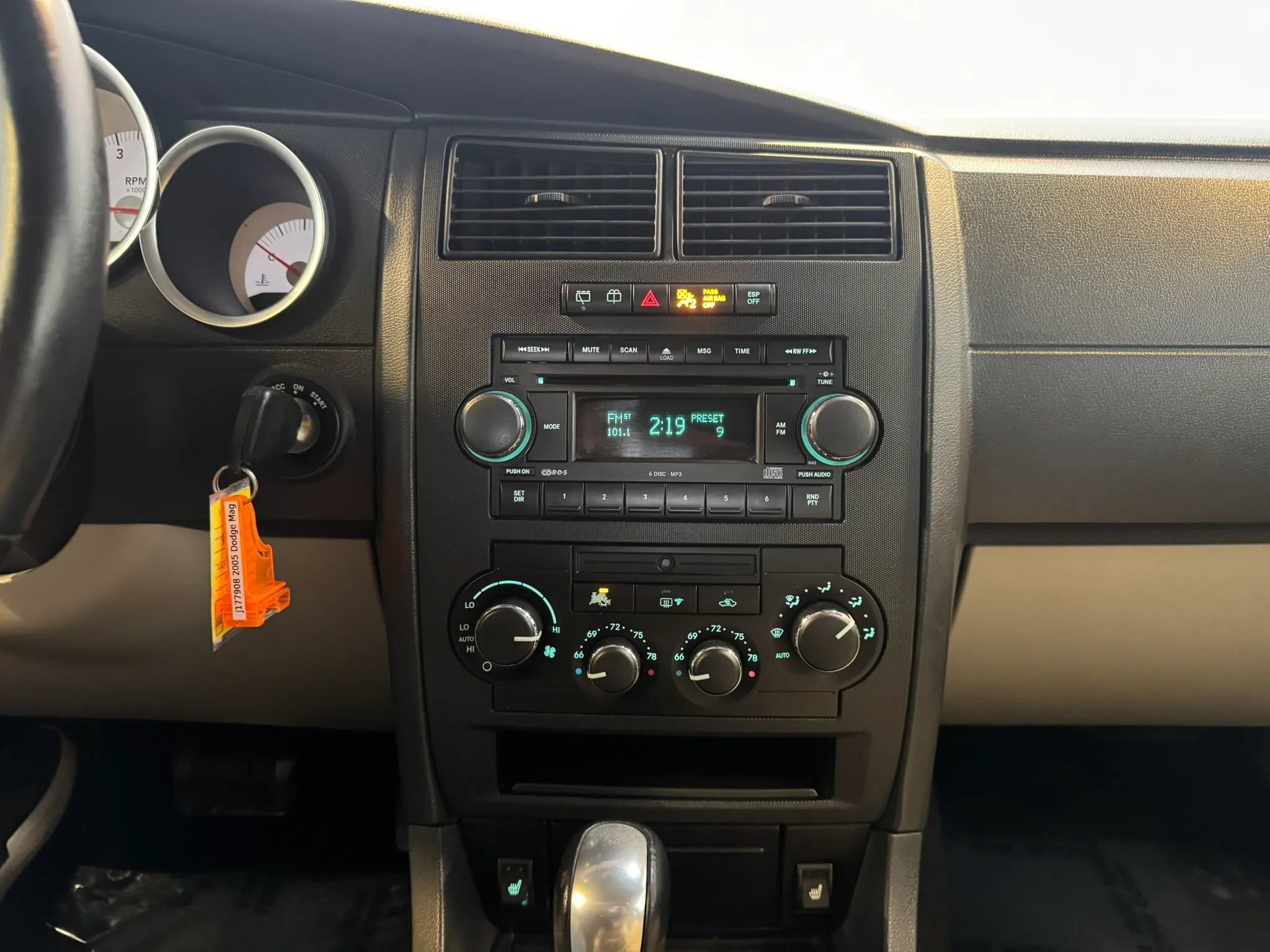 Used 2005 Dodge Magnum R/T w/ Convenience Group II RWD image 13