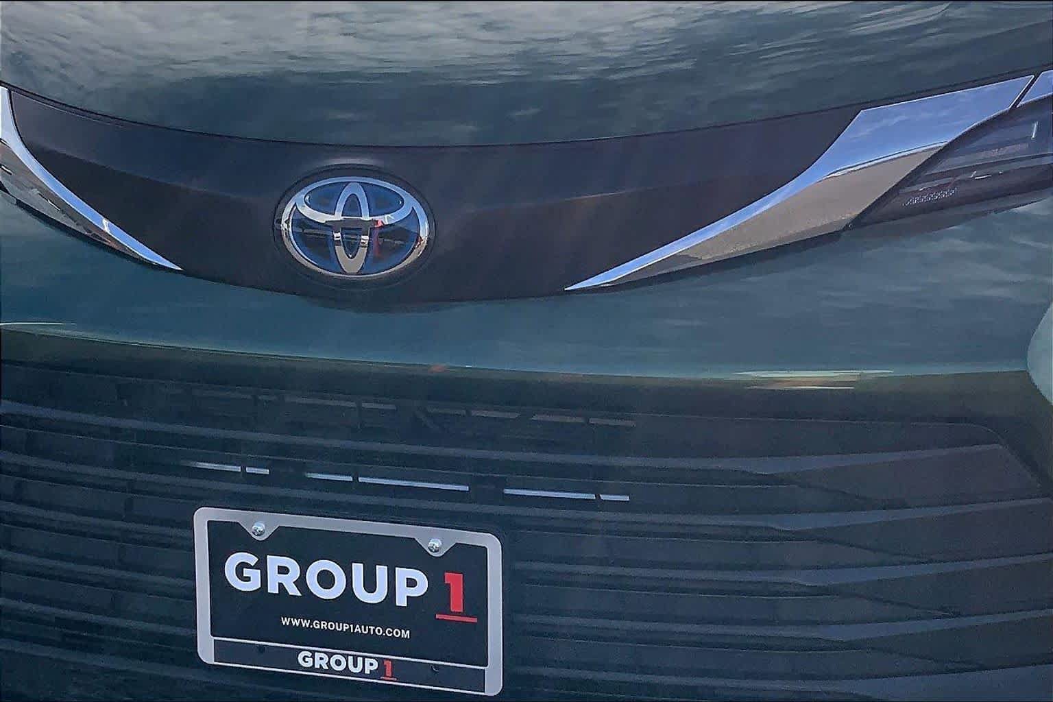 Used 2025 Toyota Sienna LE w/ LE Plus Package FWD image 30