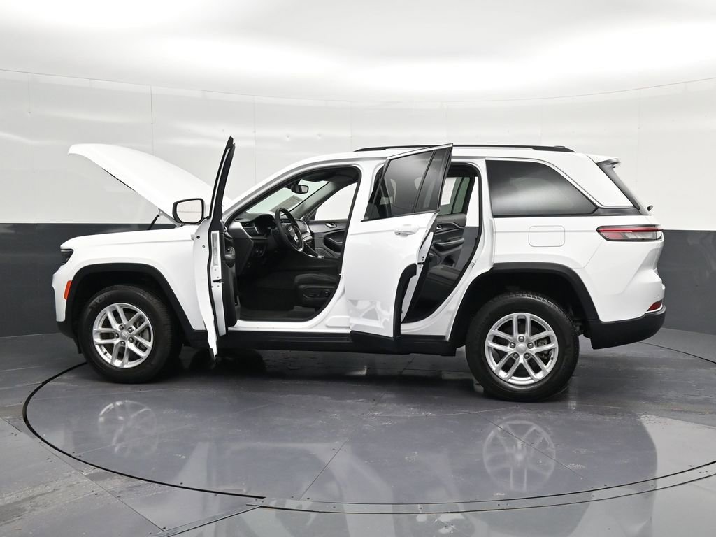 Used 2023 Jeep Grand Cherokee Laredo AWD/4WD image 46
