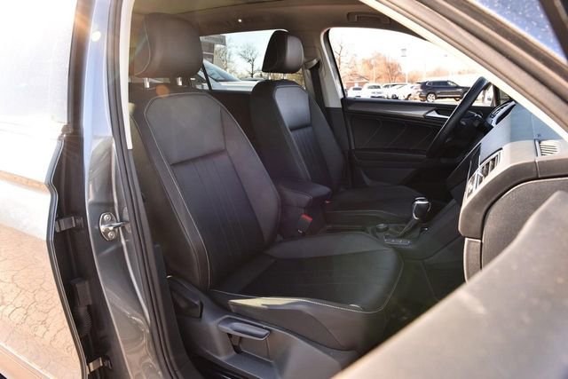 Used 2023 Volkswagen Tiguan SE w/ Panoramic Sunroof Package image 19